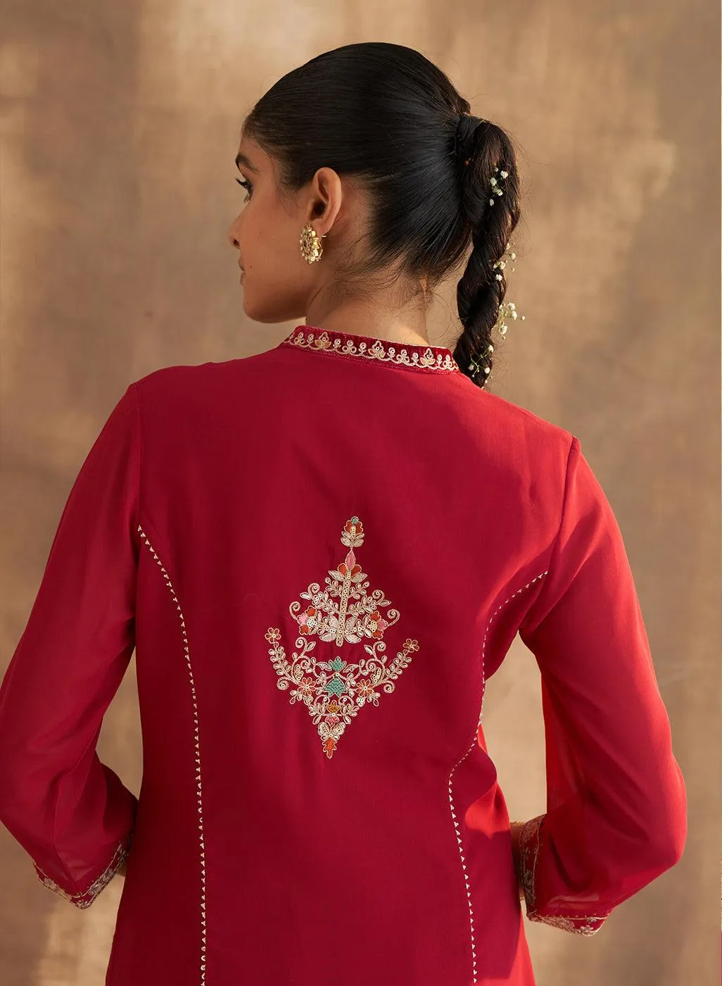 Red Kurta Set With Delicate Embroidery